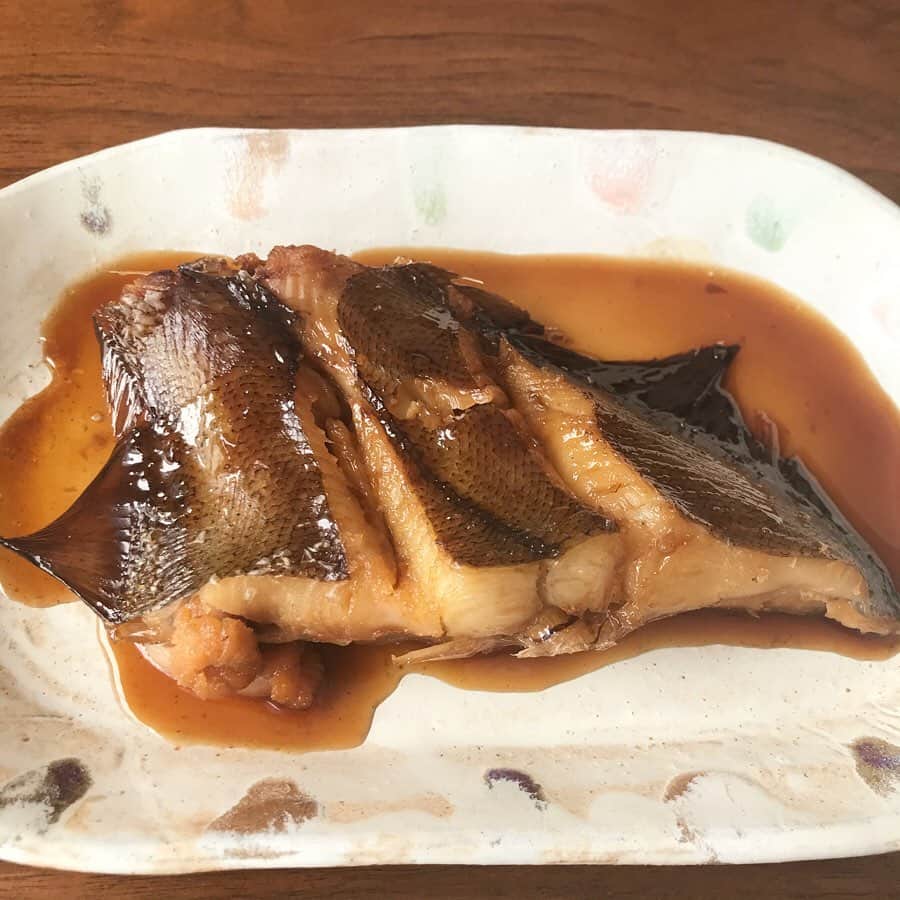 櫛引彩香のインスタグラム：「カレイの煮付けがいい具合に出来ました。たまに、ごくたまになんですが、インスタのコメント欄に、プレゼントなどの宛先教えてくださいというコメントをいただく事があるのですが、十何年フリーランスのため、無いのです🙏🏻申し訳ございません🙇🏻‍♀️今、地味に新曲製作中ですので、楽しみにしていてくださると嬉しいです😃 #カレイの煮付け  #柿と春菊のサラダ  #ビキコのごはん  #おうちごはん」