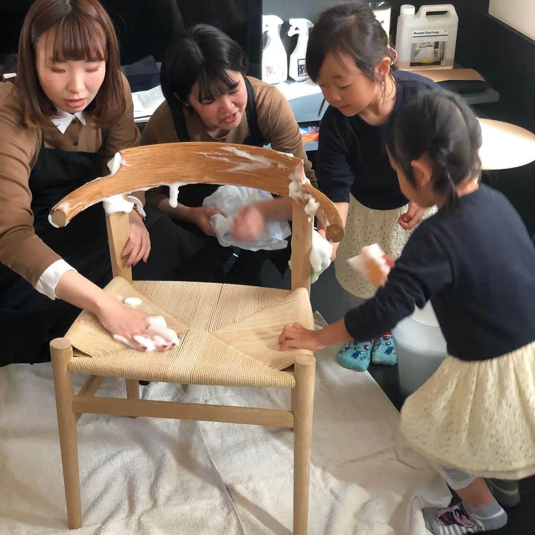 のインスタグラム：「昨日は、OB様向けに住まいのメンテナンスレクチャー会を行いました。15年程前の方から最近お引渡しの方まで幅広く参加いただき、家具やフローリング内外壁まで実演しながらの説明で大変喜んで頂くことができました。特に子供さんに物を大切にすることを、楽しみながらお手入れすることで伝えられるのが良いと大変好評でした☺︎☺︎☺︎昨年に続きこれからの恒例行事にしていこうと思います。  more  photo▷ @aitoliv  more photo▷ @aitohus_genba more  photo▷@aitohus_ig  #アイトフースライフ #アイトリブ #北欧インテリア #北欧家具 #日本の住まい #おしゃれ #シンプルな暮らし #広島の注文住宅 #お手入れ #住まいづくり  #高気密高断熱 #性能住宅  #高断熱#住宅  #時短家事 #カールハンセン #house#home」