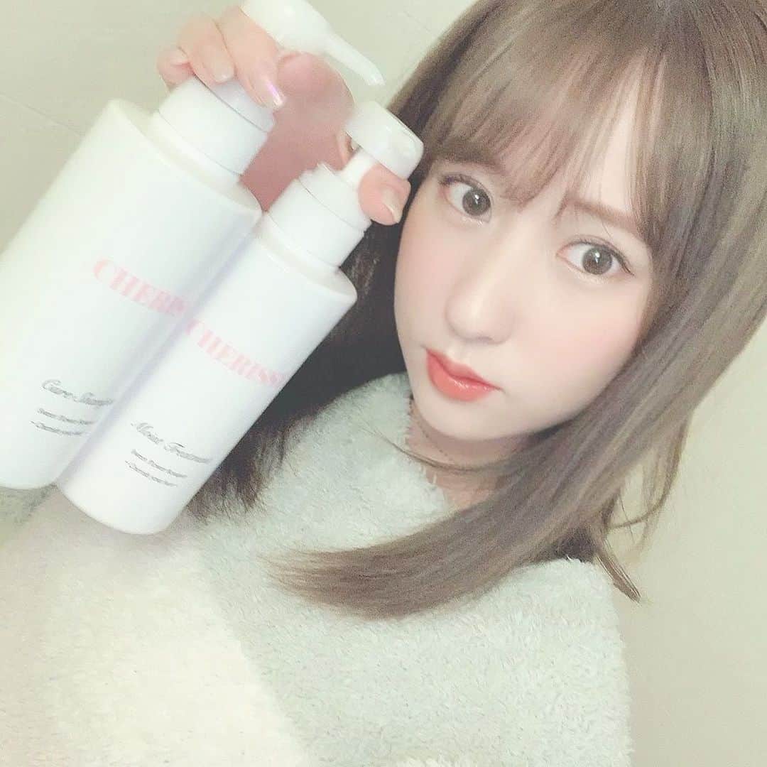 鏑木梨奈のインスタグラム：「𝑁𝑒𝑤 𝑆𝘩𝑎𝑚𝑝𝑜𝑜 𝑇𝑟𝑒𝑎𝑡𝑚𝑒𝑛𝑡 ♡ . 今までになかった香りで 時間が経っても髪に香りが残ってくれるし 熱に反応して髪がサラサラになる♬ . 韓国で1位になったシャンプートリートメントみたい♬ . お気に入り(*ˊᵕˋ*)੭ ੈ . 髪の毛伸びてきたなァ〜うれしい .  #CHERISSY #チェリッシー #shampoo #treatment #韓国ランキング1位 #髪サラサラ」