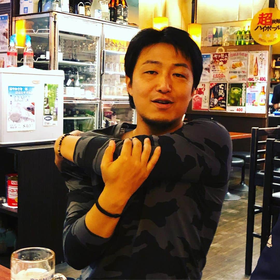 クニヨシTVのインスタグラム：「甲子園大会に向けてしっかりアイシングするアニキ。41歳。 #プライド甲子園 #11月26日 #試合後のチョコおいしい #クニヨシTV #天晴 #マタギシリーズ #キム兄からの誕生日ウエア #モコモコ」