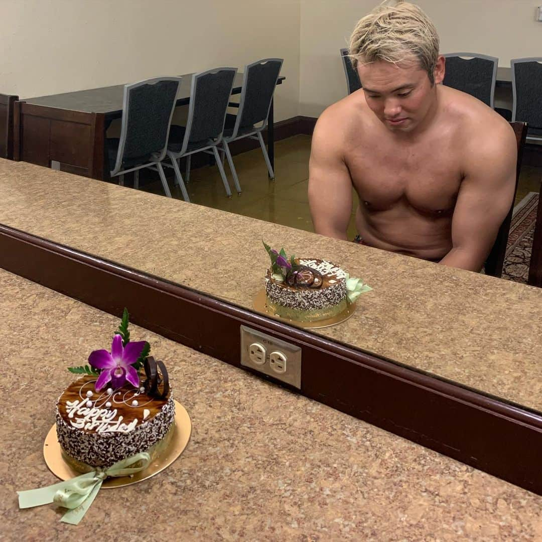 オカダ・カズチカさんのインスタグラム写真 - (オカダ・カズチカInstagram)「Thank you for the birthday wishes! 誕生日のお祝いメッセージみんなありがとう！ ケイオスは誰も祝ってくれなかった……」11月10日 16時27分 - rainmakerxokada