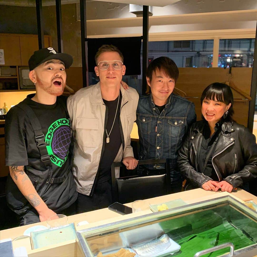 DJ DARUMAのインスタグラム：「イーライとお寿司食べた🍣 5年前にドラムンのアーティストとして06S/at WOMBに 来日してたと聞いてビックリ @elibrownbeats」