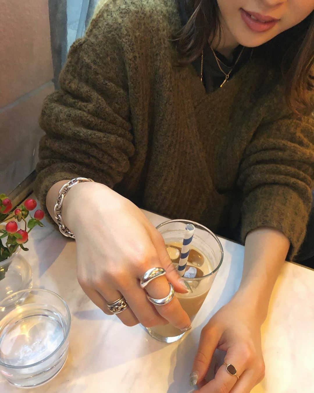 野尻美穂のインスタグラム：「いい休日☕️ 私の腕まわりは今日も忙しいです。（だから左手首はなるべく着けない。気分で時計だけ なんなら首回りも細いゴールドが3本😇💕 #アクセサリー大好き #リップはTHREEのFUTUREGAZING #野尻さんの手元」