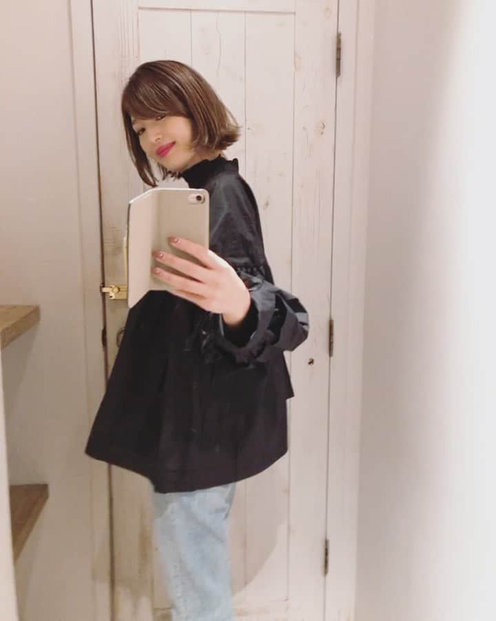 廣瀬規子のインスタグラム：「今日は　@kakimotoarms_aoyama_official へ。 @harumiing さん　@momoseyu_ さん ありがとうございました🙏💕 * トップスは　@naosuke0807 さんの真似っこした　@jenne_official の。 あまりに気に入ったから、白も買っちゃった🤭😆💕🙈✨ * 今日はデニムに合わせて。 * 前髪早く伸びないかな〜🙄 * #カキモトアームズ青山店  #前髪伸びろ伸びろ伸びろ〜 #お気に入りはついつい色違いで買ってしまう #真似っこ」