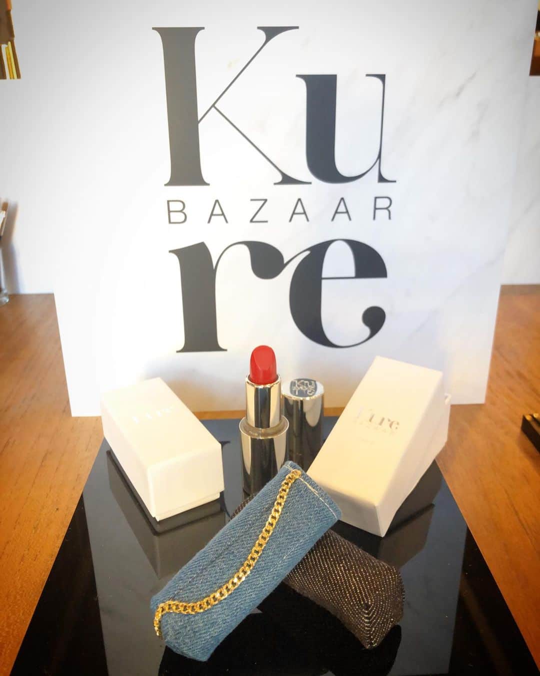 廣瀬規子のインスタグラム：「@kurebazaar と言えば、とってもお洒落なフランスのネイルカラーブランド。 以前そのネイルカラーが日本に上陸の際もレセプションにお邪魔した記憶がありますが、ファッション性が高いだけでなく、『エコナチュラル』をテーマに、オーガニックブランドとして、ネイルカラーだけでなくルージュも発売されると言う事で、、、ワクワクしてレセプションにお邪魔してまいりましたら、、 * やっぱり、そこにはとっても素敵な世界観がありました✨ 容器はなんと、レフィルタイプ。 中も簡単に替えれます。 またその容器がラグジュアリーで美しい事❣️ そして、なんとも好みなデニムのカバーまで付いてるの🙈💕 色や質感のバリエーションも沢山です。 エコでナチュラル、だけどラグジュアリーさ、ファッション性も忘れない。さすがです👏👏👏💕💕💕 * 早速レフィルを替えて楽しんでいます。 今日はレッド❤️ * 全国発売は12/6  伊勢丹新宿本店ビューティアポセカリーは11/17から先行発売開始 * クリスマスプレゼントにも喜ばれそう😌🎄 * #キュアバザー #kurebazaar  #rougekurebazaar  #コスメ #オーガニックコスメ  @kurebazaar_japan」