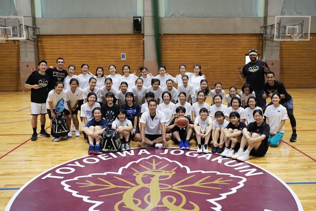 のインスタグラム：「2019/08/09🏀 最後は東洋英和女子中・高にてクリニック！  部員みんなのモチベーションも高く密度の濃い練習が出来ました！普段練習時間が短い中でも集中しお互いを高め合うことを実践している子供たちだったのでコーチ陣も刺激を受けみんながひとつになれたクリニックでした🔥  またこれからの成長がとても楽しみです😊ありがとうございました！  #fenix #fenixJapan #basketball #clinic #work #workout #training #girls #team #seatlle #tokyo #TOYOEIWA #バスケットボール #中学 #高校 #東洋英和女学院 #バスケットボール部 #クリニック #ワークアウト #シアトル #東京 #日本 #アカデミー」