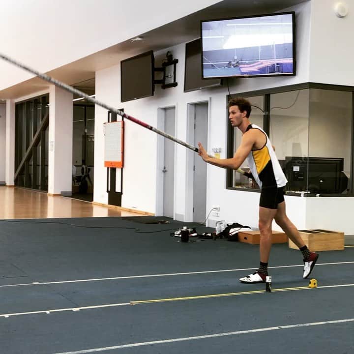 カーティス・マーシャルのインスタグラム：「2 step ✅ Body still in one piece ✅ Next」