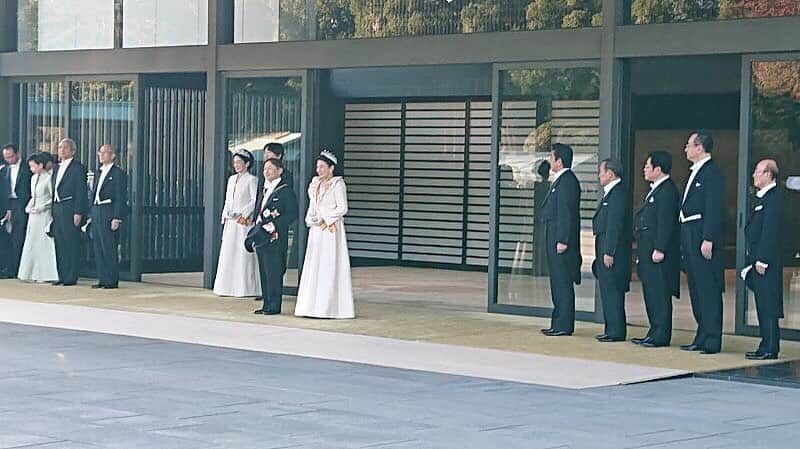 のインスタグラム：「#安倍総理 からの#メッセージ ✍️ 雲一つない穏やかな秋晴れの空の下、#祝賀御列の儀 が盛大に挙行されました。 皇居から赤坂御所までの沿道に本当に多くの国民の皆様が集い、日の丸を片手に、晴れやかな笑顔で御列に手を振る姿に、大変感激いたしました。 改めて、国民の皆様とともに、天皇陛下の御即位をお慶び申し上げます。 @shinzoabe」