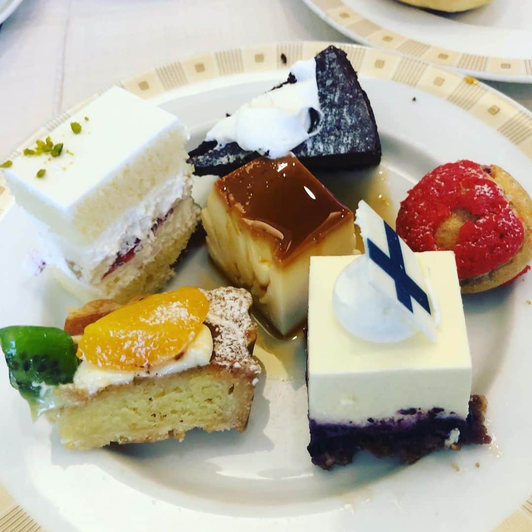 水谷さるころさんのインスタグラム写真 - (水谷さるころInstagram)「今日は母の喜寿のお祝いで食事会。母が好きなので帝国ホテルのバイキングサールへ。私もここは好き。そして、何が一番好きかというと、バターロール…。肉もケーキも食べても、パターロール5個は食べてしまう。いや、これね、中はほぼ空気だから！　今日はパレードがあったので、並んでる人が見えましたよ。いだてんで見たポテトサラダも食べた😊」11月10日 16時48分 - salucoro