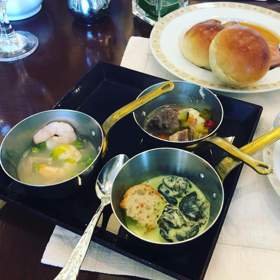 水谷さるころさんのインスタグラム写真 - (水谷さるころInstagram)「今日は母の喜寿のお祝いで食事会。母が好きなので帝国ホテルのバイキングサールへ。私もここは好き。そして、何が一番好きかというと、バターロール…。肉もケーキも食べても、パターロール5個は食べてしまう。いや、これね、中はほぼ空気だから！　今日はパレードがあったので、並んでる人が見えましたよ。いだてんで見たポテトサラダも食べた😊」11月10日 16時48分 - salucoro