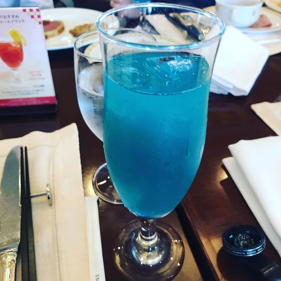 水谷さるころさんのインスタグラム写真 - (水谷さるころInstagram)「今日は母の喜寿のお祝いで食事会。母が好きなので帝国ホテルのバイキングサールへ。私もここは好き。そして、何が一番好きかというと、バターロール…。肉もケーキも食べても、パターロール5個は食べてしまう。いや、これね、中はほぼ空気だから！　今日はパレードがあったので、並んでる人が見えましたよ。いだてんで見たポテトサラダも食べた😊」11月10日 16時48分 - salucoro