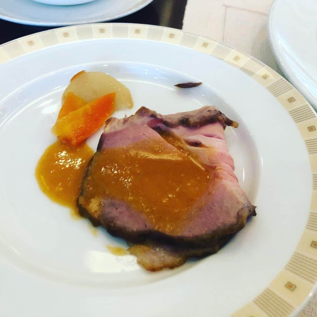 水谷さるころさんのインスタグラム写真 - (水谷さるころInstagram)「今日は母の喜寿のお祝いで食事会。母が好きなので帝国ホテルのバイキングサールへ。私もここは好き。そして、何が一番好きかというと、バターロール…。肉もケーキも食べても、パターロール5個は食べてしまう。いや、これね、中はほぼ空気だから！　今日はパレードがあったので、並んでる人が見えましたよ。いだてんで見たポテトサラダも食べた😊」11月10日 16時48分 - salucoro
