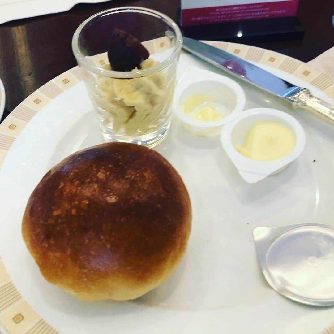 水谷さるころさんのインスタグラム写真 - (水谷さるころInstagram)「今日は母の喜寿のお祝いで食事会。母が好きなので帝国ホテルのバイキングサールへ。私もここは好き。そして、何が一番好きかというと、バターロール…。肉もケーキも食べても、パターロール5個は食べてしまう。いや、これね、中はほぼ空気だから！　今日はパレードがあったので、並んでる人が見えましたよ。いだてんで見たポテトサラダも食べた😊」11月10日 16時48分 - salucoro