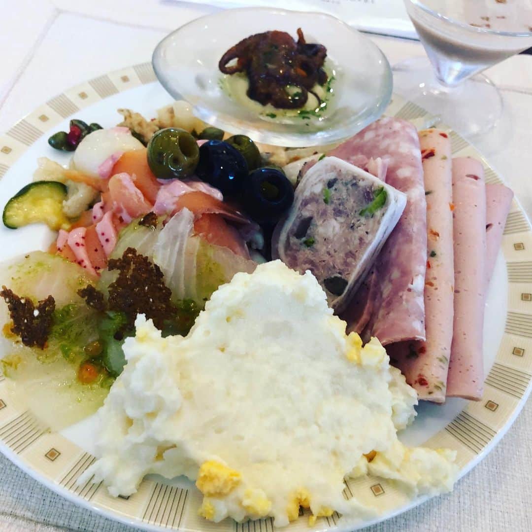 水谷さるころさんのインスタグラム写真 - (水谷さるころInstagram)「今日は母の喜寿のお祝いで食事会。母が好きなので帝国ホテルのバイキングサールへ。私もここは好き。そして、何が一番好きかというと、バターロール…。肉もケーキも食べても、パターロール5個は食べてしまう。いや、これね、中はほぼ空気だから！　今日はパレードがあったので、並んでる人が見えましたよ。いだてんで見たポテトサラダも食べた😊」11月10日 16時48分 - salucoro