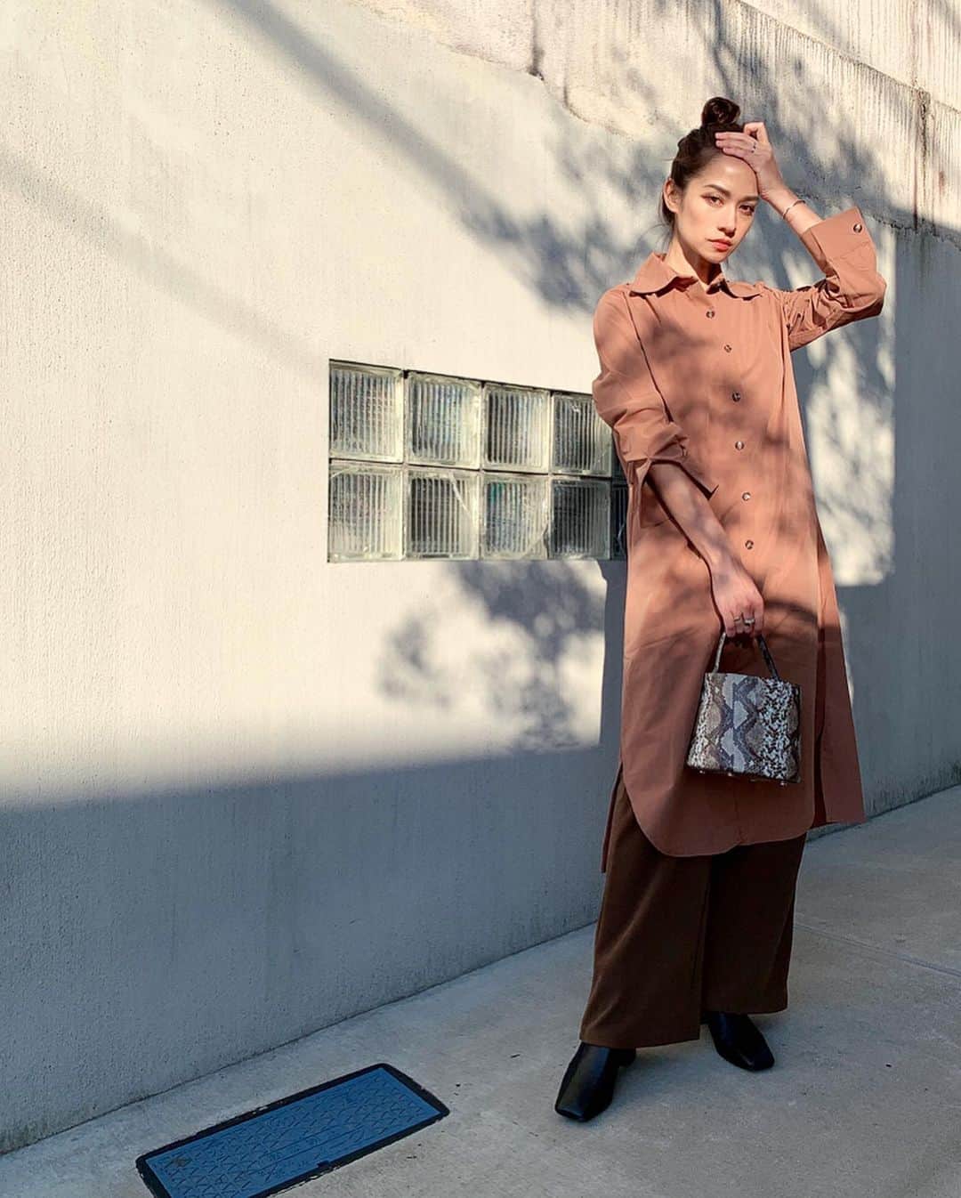 のインスタグラム：「🍂🍂🍂🍂 今日天気よくてシャツ1枚の日!! すごい形がいいの見つけた @trifle_official のもの。 ワンピでサラッと1枚で着れて 腰に取り外しのリボン着いてるから3way。 ブラウンな気分でした🍁🍂🍄 #みちしふく #fashion」