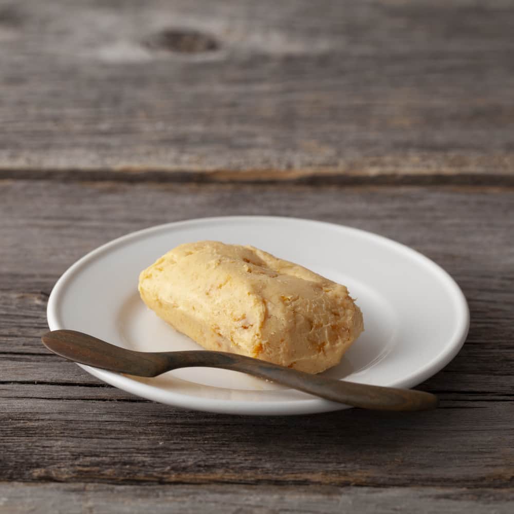 Komerco-コメルコ-さんのインスタグラム写真 - (Komerco-コメルコ-Instagram)「. 食べるバターはいかが？ 北海道豊富町の良質な生乳からつくられた上質なバターに、礼文島のエゾバフンウニを練り込んだ「うに」のフレーバーバター。 . 濃厚ながらもしつこくなく、そのままカットしておつまみにぴったり。温かいごはんにのせていただくのもおすすめです🍚 . 他にも鮭ぶし、ハスカップ、みそなど、北海道産の食材を使ったフレーバーも揃っていますので、ぜひ一度お試しください😉 . ------------------------------- 川島旅館／フレーバーバター . ▷こちらの作品はKomercoアプリでクリエイターから直接ご購入いただけます。 アプリ内「さがす」で「川島旅館」と検索してください🔎 . ▷iOS版Appダウンロードはプロフィールリンクから📲 @komerco_official -------------------------------」11月10日 16時56分 - komerco_official