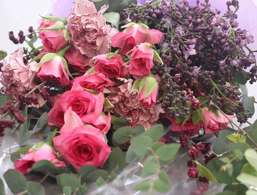 伊藤友季子さんのインスタグラム写真 - (伊藤友季子Instagram)「💗 たくさんのお祝いの温かいお手紙、 インスタへのメッセージをありがとうございます。 １つ１つじっくり読ませて頂いています🙏🏼💕 私のことを考えて選んでくださった お花やプレゼントにも感激しています😢 . 大人のローズクラスの皆さんから頂いた 綺麗なブーケにはこの季節では手に入らない ライラックのお花が入っていてびっくりしました！ . 舞台は一瞬で終わってしまうものですが 皆さんの心の中のどこかで これからもずっと残ってくれたら 嬉しいです。 . ⋆⸜ᵀᴴᴬᴺᴷ ᵞᴼᵁ⸝⋆ –––––––––––––––––––––––––––––––––––––———— #ballet #balletdancer #ballerina #balletclass #balletperformance #lilacballethouse #バレエ #バレエダンサー #バレリーナ #バレエレッスン #バレエ教室 #バレエスタジオ #バレエ講師 #バレエ発表会 #バレエ公演 #バレエ鑑賞 #バレエ舞台 #コッペリア  #パキータ #全幕バレエ #花 #ブーケ #ライラック #ライラックバレエハウス」11月10日 17時05分 - yukiko_xx