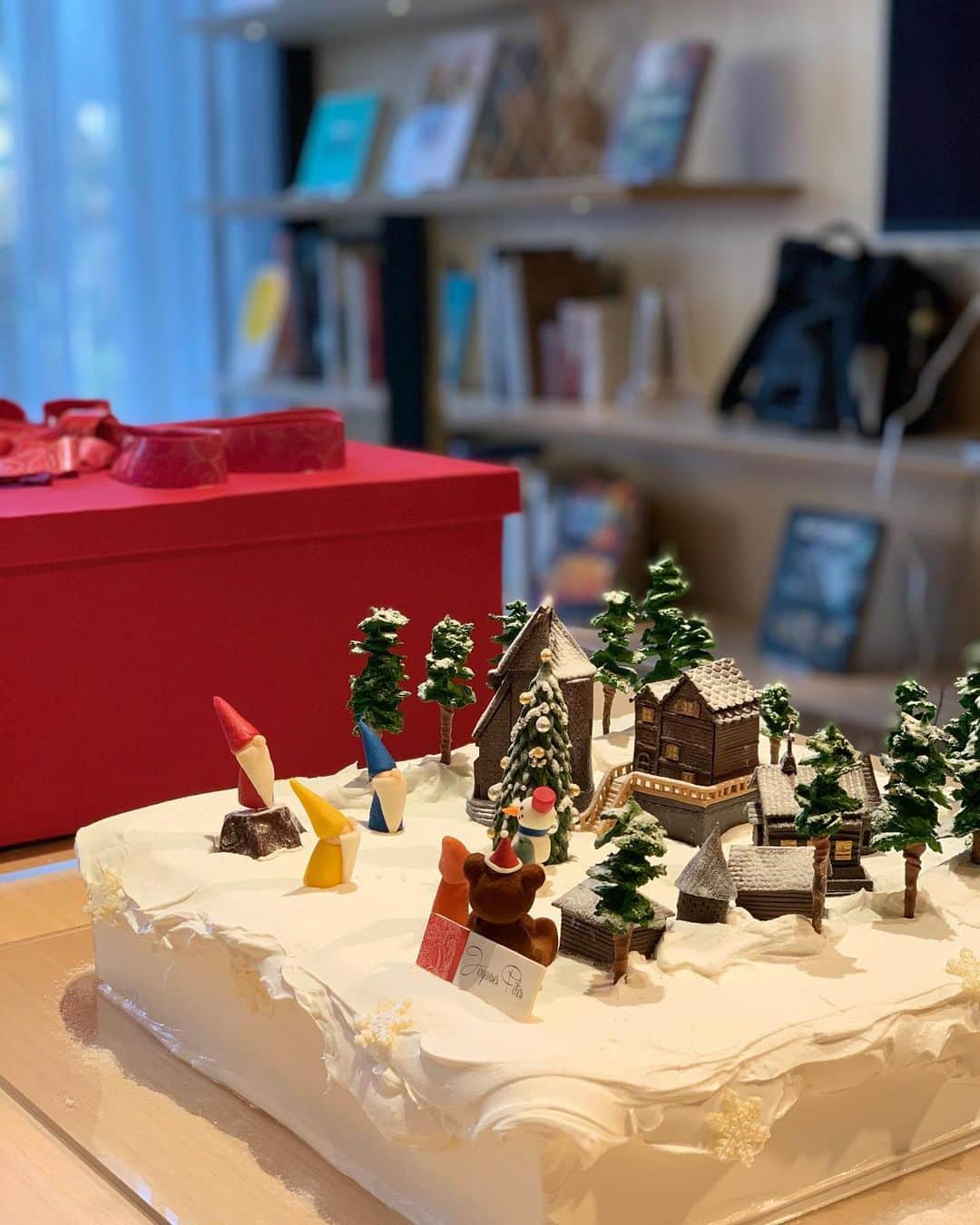 竹内渉さんのインスタグラム写真 - (竹内渉Instagram)「大好きな@louange.tokyo のWinter christmas collectionにお邪魔させていただきました🎄💞 可愛いケーキが沢山あってうっとりしちゃう🤤🍰✨悠里さん誘っていただきありがとうございます😍❤️ 甘すぎず、本当に色々な種類があってとっても美味しかった😭🌹 #クリスマスケーキ2019 #ルワンジュ東京 #🍰」11月10日 17時07分 - ayumu_takeuchi