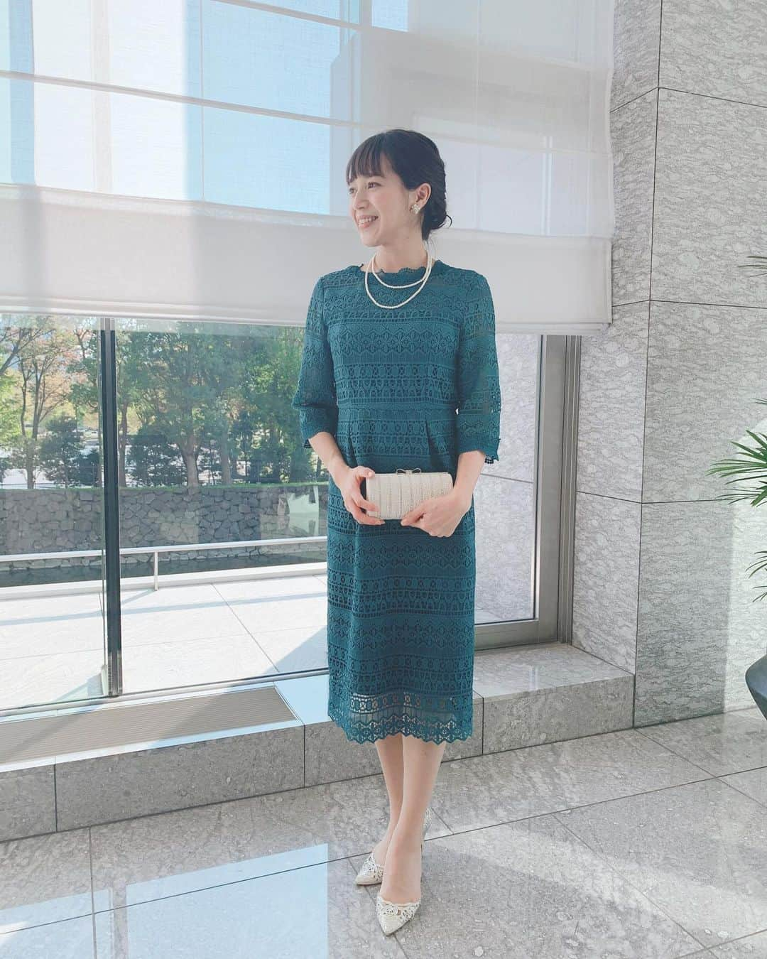 鈴木莉紗さんのインスタグラム写真 - (鈴木莉紗Instagram)「今日は結婚式に出席しました✨ 新婦が友達です。 すんごく性格がよくステキなコ💗 新婦も爽やかな好青年で絵に描いたようなお似合いカップルでした。 おもてなしの気持ちがギュッと詰まった、素晴らしい式に招待してもらえて感謝の気持ちでいっぱいです。 お料理も絶品でした！！ 「さすがパレスホテル！」って何回も言っていました😂 末長くお幸せに💍🤵👰 #令和婚 #結婚式 #パレスホテル東京ウエディング #お呼ばれヘアアレンジ #お呼ばれコーデ #セルフヘアアレンジ #結婚式コーデ #結婚式ヘアアレンジ #久しぶりのハイヒール」11月10日 17時07分 - suzuki__lisa