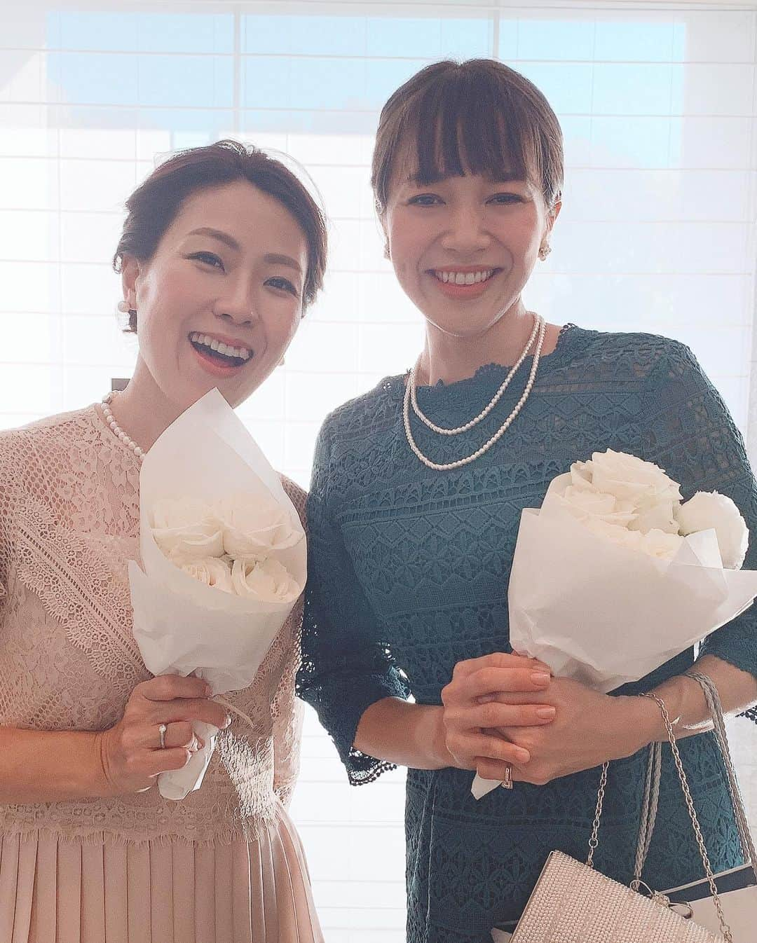 鈴木莉紗さんのインスタグラム写真 - (鈴木莉紗Instagram)「今日は結婚式に出席しました✨ 新婦が友達です。 すんごく性格がよくステキなコ💗 新婦も爽やかな好青年で絵に描いたようなお似合いカップルでした。 おもてなしの気持ちがギュッと詰まった、素晴らしい式に招待してもらえて感謝の気持ちでいっぱいです。 お料理も絶品でした！！ 「さすがパレスホテル！」って何回も言っていました😂 末長くお幸せに💍🤵👰 #令和婚 #結婚式 #パレスホテル東京ウエディング #お呼ばれヘアアレンジ #お呼ばれコーデ #セルフヘアアレンジ #結婚式コーデ #結婚式ヘアアレンジ #久しぶりのハイヒール」11月10日 17時07分 - suzuki__lisa