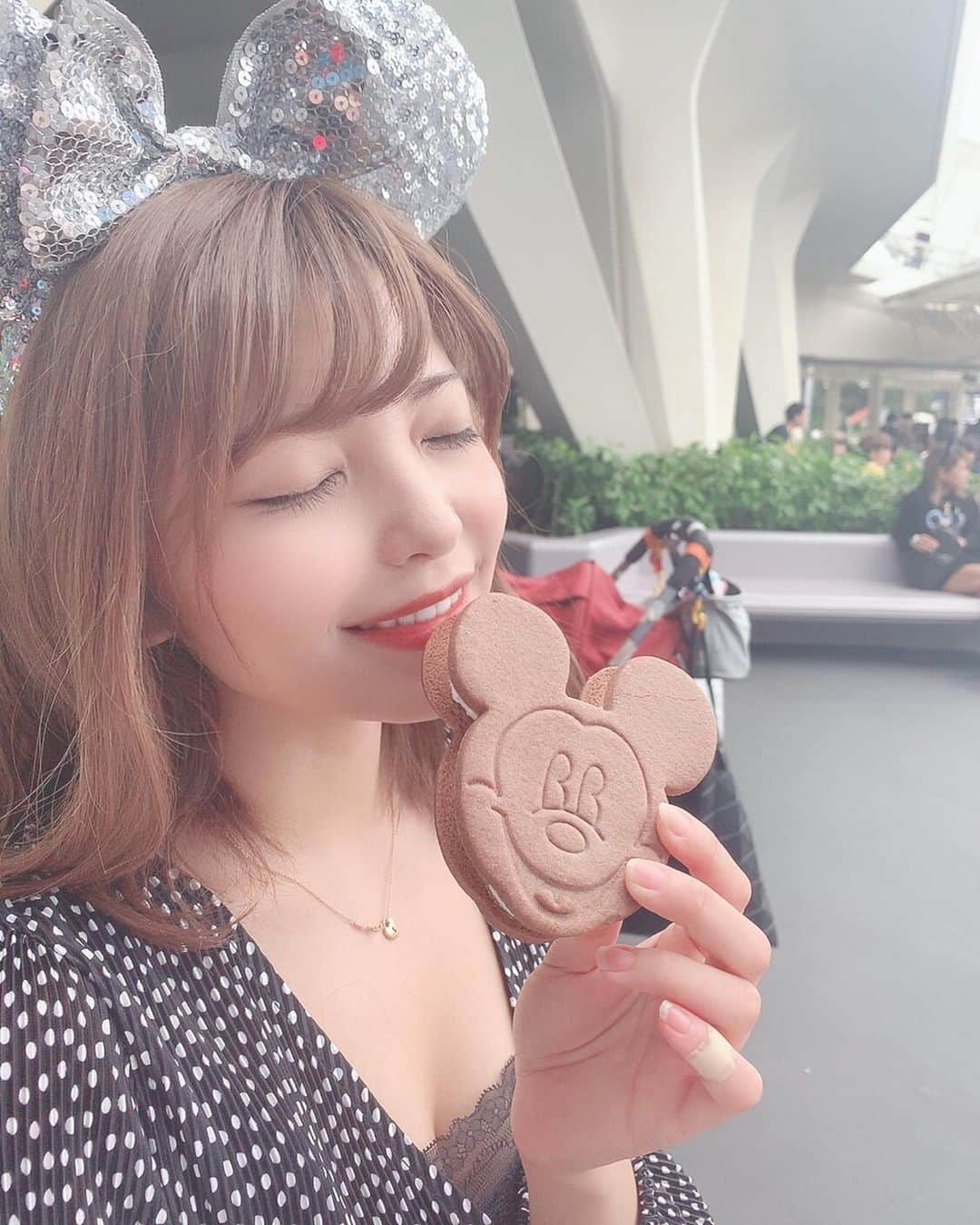 のインスタグラム：「ディズニーで食べるアイスの罪悪感の無さステキ。笑 暖かくなったらまた行きたいな🐭🐾 ﻿ ﻿ ﻿ ﻿ ﻿ ﻿ ﻿ ﻿ ﻿ ﻿ ﻿ ﻿ ﻿ #japan #tokyo #japanese #model #dハロ  #girl #fashion  #西谷麻糸呂 #modeling #日本  #selfie#cute #ファッション #ootd #coordinate #コーディネート #作品撮り#instagood #instamood #Disneyland #ディズニーランド　#ディズニー　#ディズニーコーデ　#ハロウィン　#ディズニーハロウィン　#halloween #disneylandtokyo #disneyhalloween #tokyodisneyland #彼女とデートなうに使っていいよ」