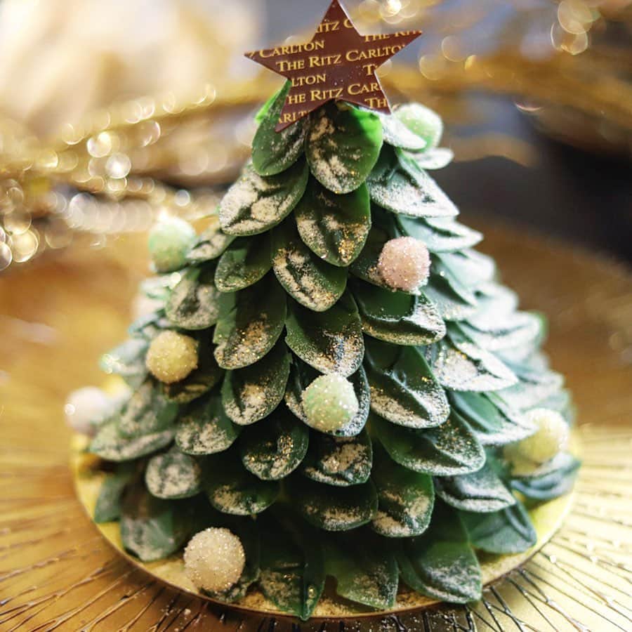 きょん。さんのインスタグラム写真 - (きょん。Instagram)「. .  The Ritz-Carlton Osaka  今年も 🎄スイーツたちの予約が はじまりました リッツなクリスマス。  プレゼントを届けにきた サンタさんもきっと 見間違えるであろうくらいに精巧。  ツリーがあったり リースがあったり。  も〜い〜くつ寝〜ると クリスマス〜🎄 #TheRitzCarltonOsaka #TheRitzCarlton #osaka#sweets#Christmas」11月10日 17時13分 - kyon_tokiiro