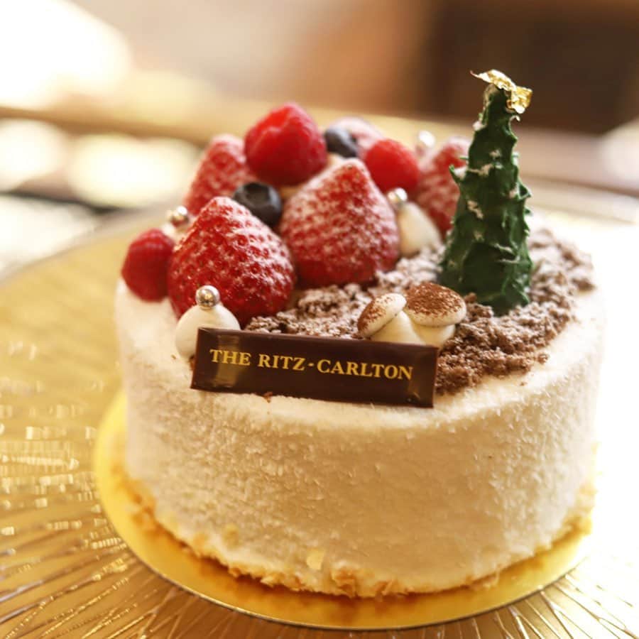 きょん。さんのインスタグラム写真 - (きょん。Instagram)「. .  The Ritz-Carlton Osaka  今年も 🎄スイーツたちの予約が はじまりました リッツなクリスマス。  プレゼントを届けにきた サンタさんもきっと 見間違えるであろうくらいに精巧。  ツリーがあったり リースがあったり。  も〜い〜くつ寝〜ると クリスマス〜🎄 #TheRitzCarltonOsaka #TheRitzCarlton #osaka#sweets#Christmas」11月10日 17時13分 - kyon_tokiiro