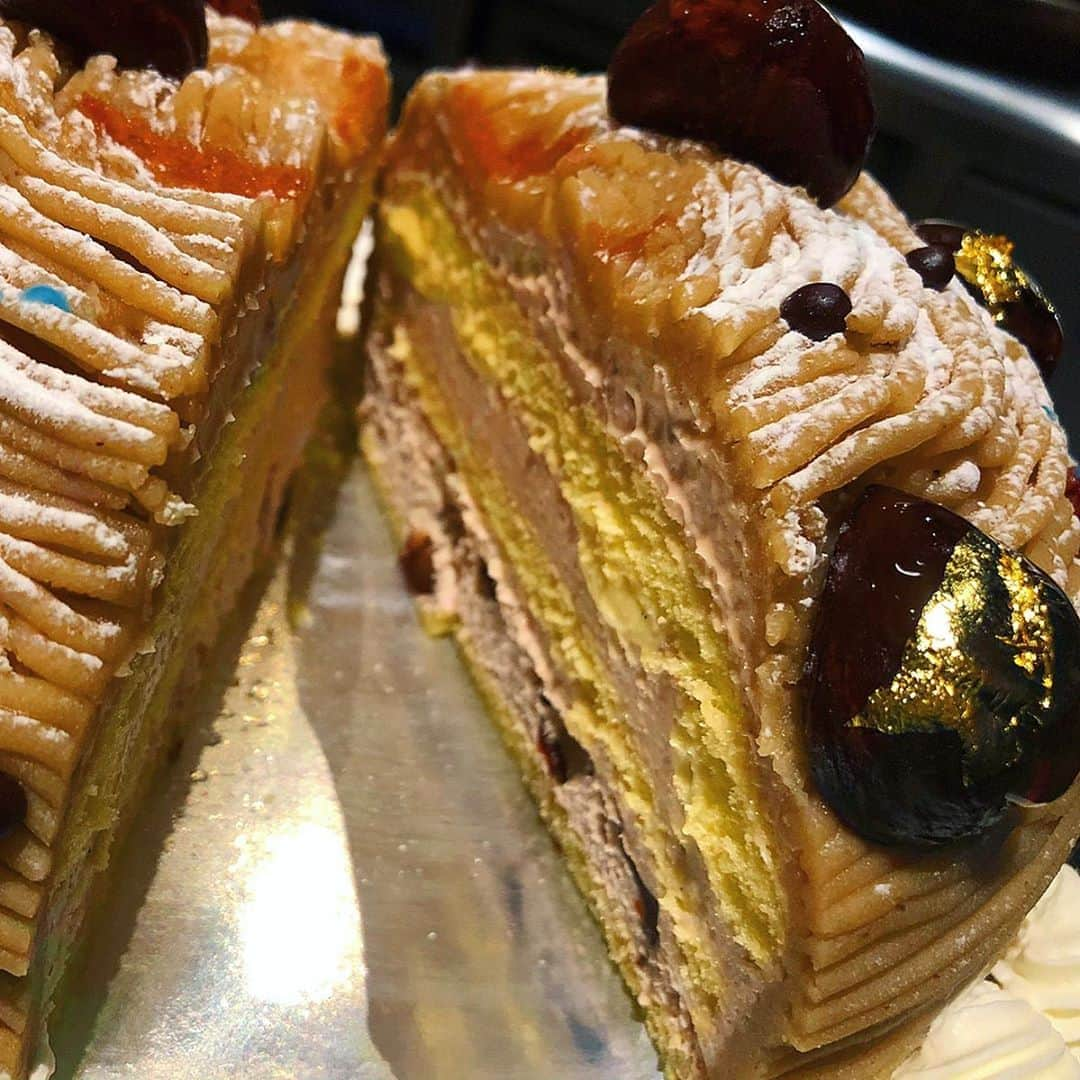 里井真由美さんのインスタグラム写真 - (里井真由美Instagram)「和栗のバースデーケーキ🌰✨ ・ ・ 和栗クリームたっぷり♡栗ごろごろ、マカロンも栗♡ ラム酒の香りがおいしさをグンと引き上げてくれています ・ ・ 「パティスリー カメリア銀座」 @taisuke__endo シェフが 栗栗栗🌰スペシャルなケーキを作って下さいました♡きゃっほー @patisserie__camelia ・ ・ 🔻動画にしました🔻 お食事会で銀座の「江戸中華 チュンファンCHUFANG」 で火鍋🔥を頂いていたら、 ・ ・ シェフがお店にケーキ持って登場して下さいましたーー♪😭✨💓 ・ CHUFANGの @tokyochinese_hitoshiyamanobe シェフは 遠藤シェフの先輩にあたるお店♪ お2人のご信頼関係あってのことや、 お店同士が近いとはいえ、ほんと感激です♪ ・ ・ ご一緒して下さった皆さまに感謝。 シェフやお店の皆皆さまに感謝。 ・ ・ まだ誕生日は先なのですが、わ〜い♡嬉しい😂♡ ・ ・ #カメリア銀座#栗スイーツ#モンブラン#モンブラン巡り#和栗#和栗のモンブラン#栗#フランス栗#里井真由美#1級フードアナリスト里井真由美#さといいね#栗スイーツ#デパ地下#ホテルスイーツ#デパ地下スイーツ#ホテル#ありが糖運動#まゆログ#誕生日#誕生日ケーキ」11月10日 17時17分 - mayumi.satoi