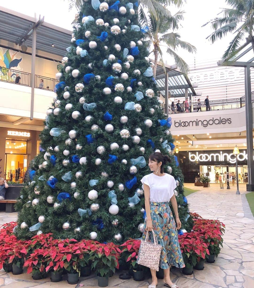 のインスタグラム：「-﻿ アラモアナでクリスマスツリーと🎄﻿ ﻿ もう来月は１２月でクリスマスか〜🎁﻿ 早すぎる😳﻿ ﻿ #アラモアナ#alamoana#hawaii」
