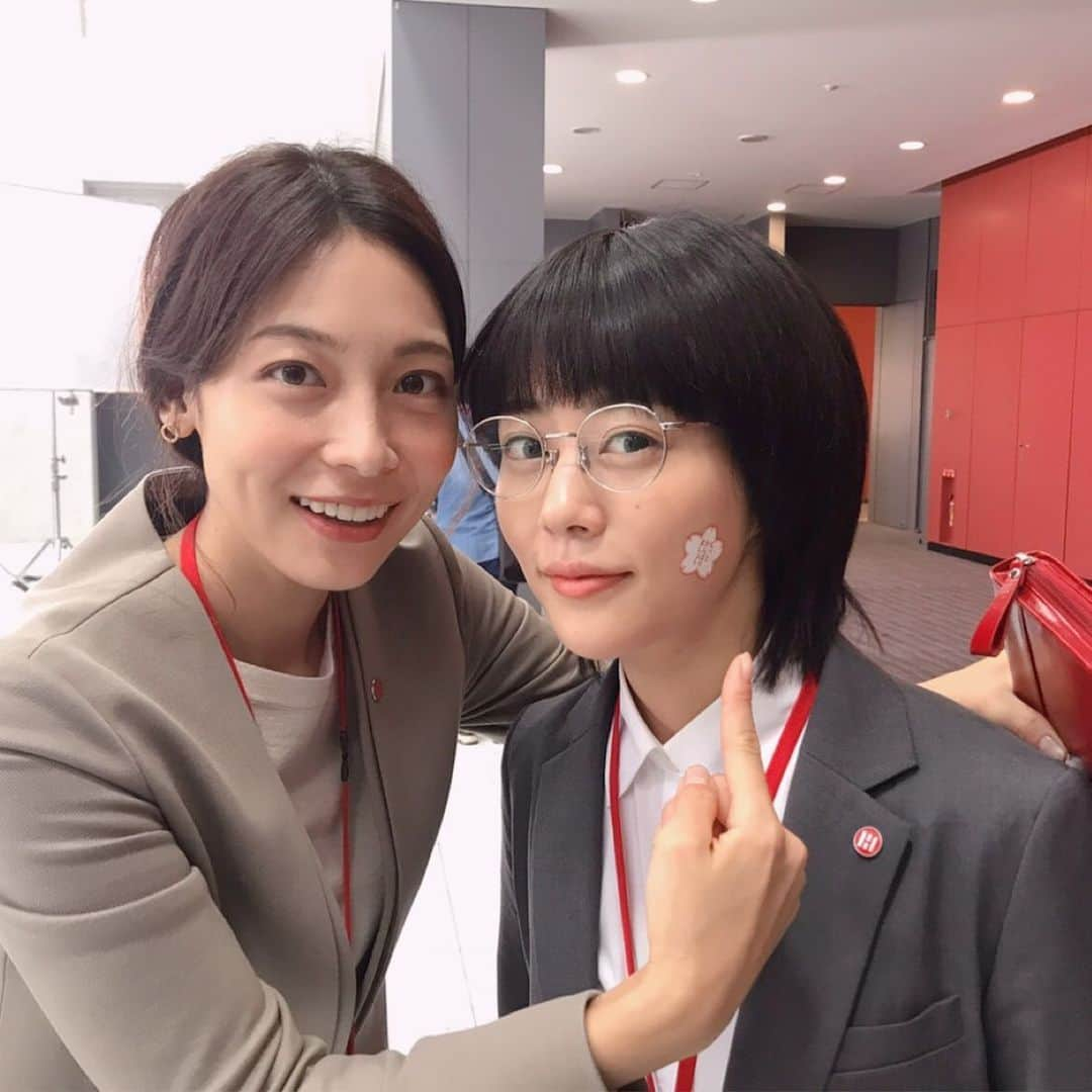 日本テレビ「同期のサクラ」さんのインスタグラム写真 - (日本テレビ「同期のサクラ」Instagram)「🌸#同期のサクラ 第6話🌸 #よくできました💮をもらったはずのサクラは #花村ホーム に出向😭 一体どうなっちゃうの😭😭😭 しかも第6話では #すみれ さんが人事部でピンチ⁉️ #11月13日放送 #高畑充希 #相武紗季 #ほっぺには #もっと頑張りましょう #一番最初に #萌えた #第5話の瞬間」11月10日 17時20分 - douki_sakura