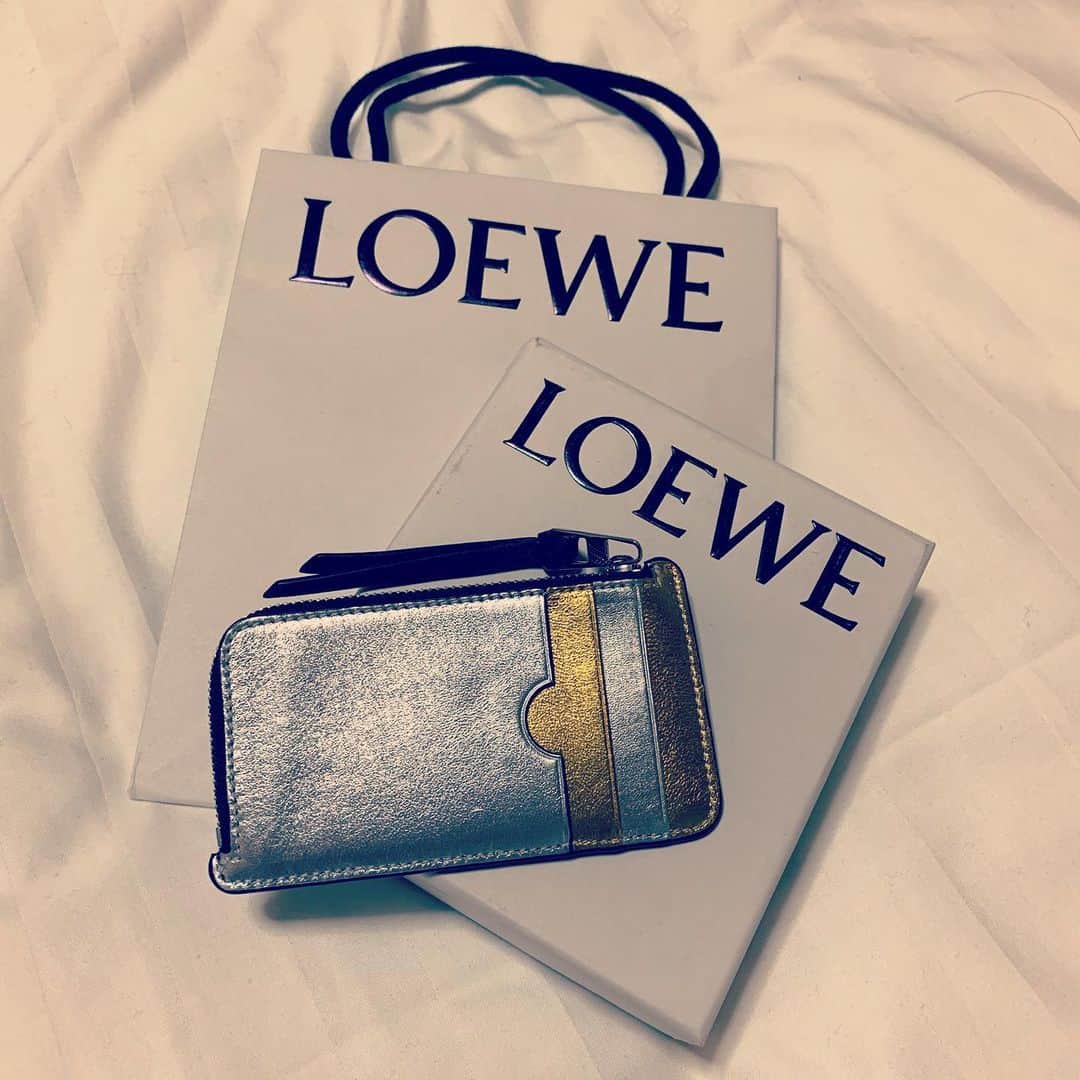 liiiiche23のインスタグラム：「・﻿ ・﻿ アウトレットで…私も…💸﻿ LOEWEでカードケースを。﻿ 片面は真っ黒でシックに🖤﻿ 片面はゴールドとシルバーで派手めに💛﻿ 社会人になってから9年、﻿ ずーっとfamiliarの定期入れを使ってて🧸﻿ さすがにボッロボロで汚くなってきたので、﻿ ようやく新調。﻿ よく忘れる家の鍵も入れれるので、﻿ これで怒られなくてすむ笑。﻿ ﻿ ここ数ヶ月色々お買い物しすぎたので、﻿ とりあえず年内カード凍結する🙅‍♀️笑﻿ ・﻿ ・ #fashion #newin #loewe #loewewallet #cardcase #ロエベ #カードケース #instafashion #instagood」