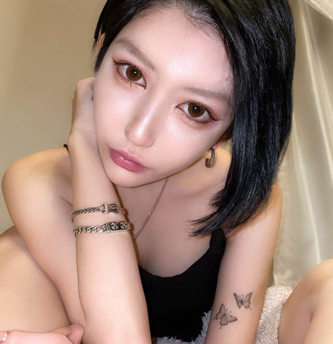 MASAMIのインスタグラム：「クロムハーツと並んでも一際際立つ繊細な美しさのブレスレット⛓ずーっとつけてる！DMめっちゃきてたのでタグ付けしたところに飛んでねー！」