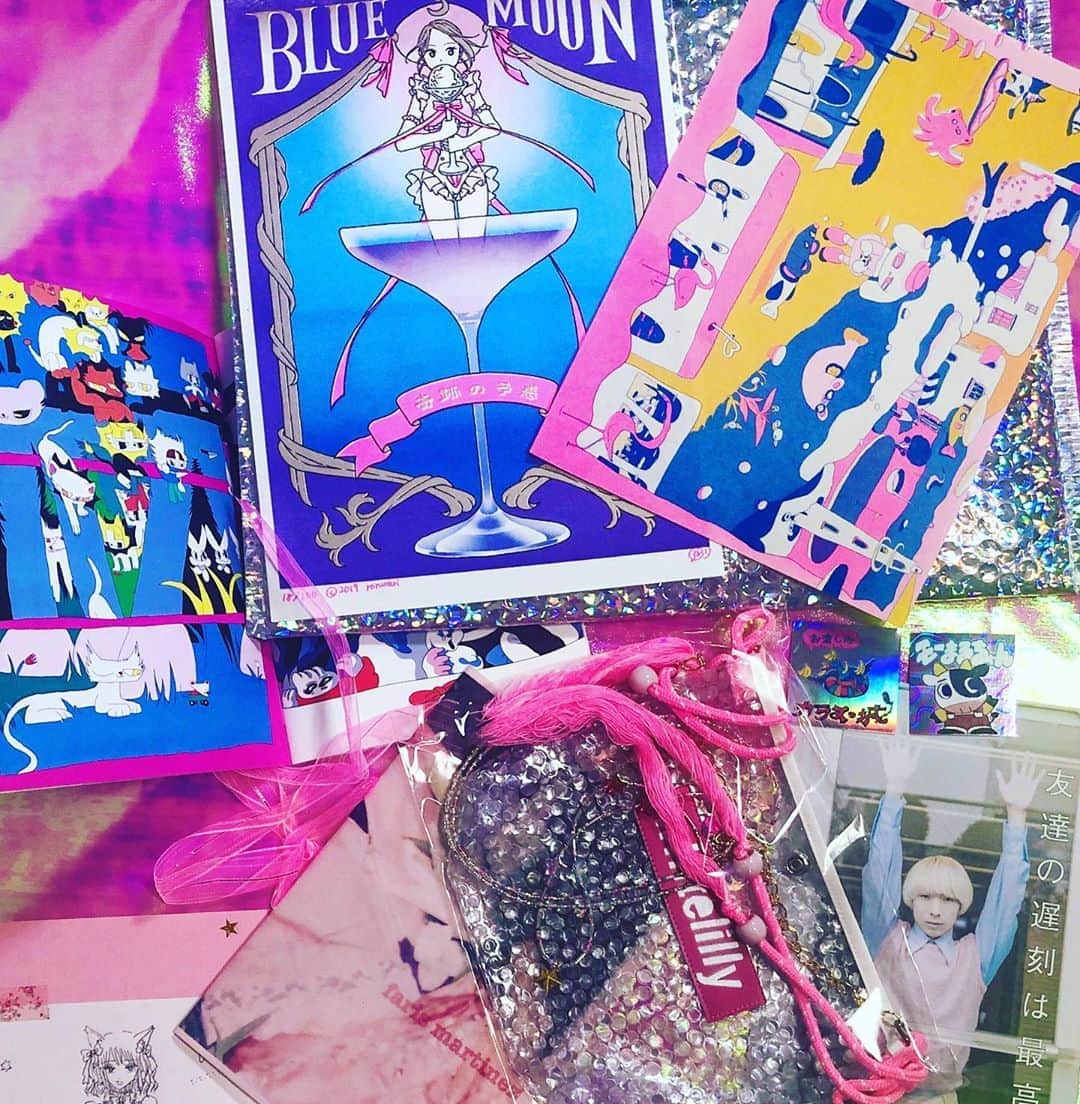 水野しずのインスタグラム：「ガラスの城で個人的にgetしたもの🌹 時間なくて一瞬しか買い物できなかったので全ブースは見れなかった😢けどいいものしかないので一瞬で爆買いできました🎆🎇🎆🎇 ブース大盛況で買うヒマなかったけどしらいちゃんのNEW写真集もめちゃくちゃよかったです☺️🌹💵🔥🔥」