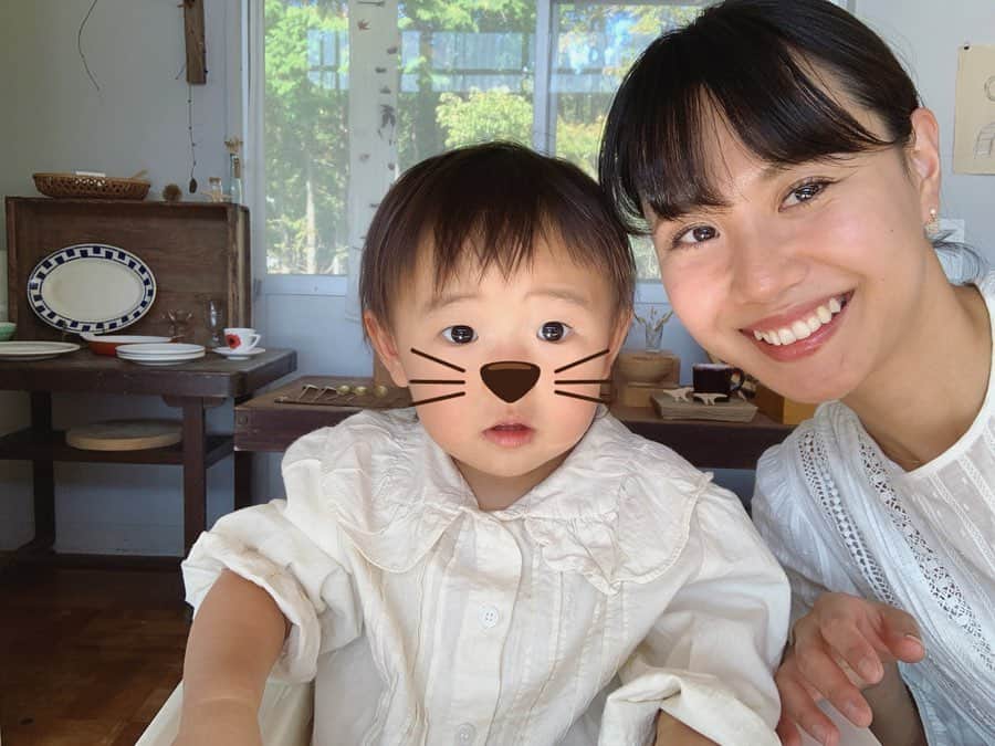 鈴木あすなのインスタグラム：「三重の伊賀からもっと🚗を走らせ南山城村へ。 . @yama_no_table  でランチ。 . 地元でとれた旬の食材が丁寧にお料理されていて心温まりました。 . 帰りには、 @arabon2012 で清水さんの器を。 . #ナカムラポートリー さんで生でも美味しい鶏肉を。 . 旅先で出会う食材や器にまた食の世界が広がります。 . 使うもの1つ1つに物語があって、それを語れる人になりたいなあと思います。 . 食材ひとつとっても。 どこの誰が作っててどう調理したら美味しくて...とか。 . 器はどんな作家さんなのか、どこで出会い、今に至るのかとか。 . ただ理由なく選んで食べたり使ったりするのと、物語があるのとでは、食事の時の質が違う。 . それができたらすごく豊か。 . 少しずつ、そういうものと一緒に暮らしていきたいな。」