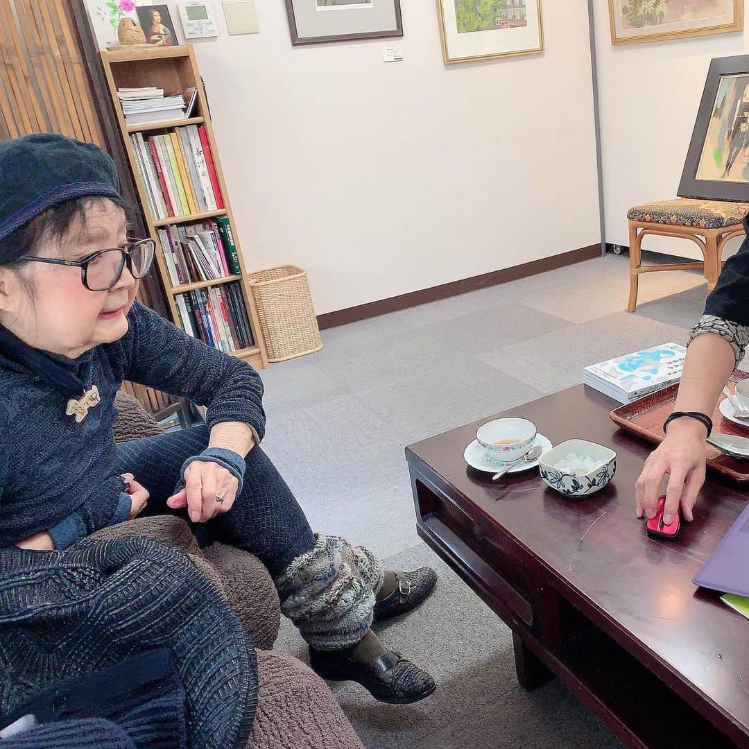 荒生暁子さんのインスタグラム写真 - (荒生暁子Instagram)「前回の続き… まりちゃんの粋な計らいで 翌日、画家の田島喜美子さんと お会い出来ました。  わざわざトミタ画廊まで来てくださり ランチをご馳走になりました。  87歳でとてもお元気。 波乱万丈の人生経験をお聞きし 明るいお人柄に触れ 絵と共に田島さんのファンに。 初めてお会いしたのに 不思議と懐かしさを感じる時間でした。  10数年前 絵のモデルはご自身なんだそう。 1ヶ月半のバルセロナ旅行の後 すぐに描いたそうで 必ず人物画を描くそうです。  今度アトリエに遊びに行く約束をしました。 たった一枚の絵から 感激のご縁。 たくさんのエピソードと共に 我が家に飾ります。 #画廊#絵の楽しみ方 #気に入った絵#お気に入りの絵#serendipity」11月10日 22時53分 - akikoarao0904