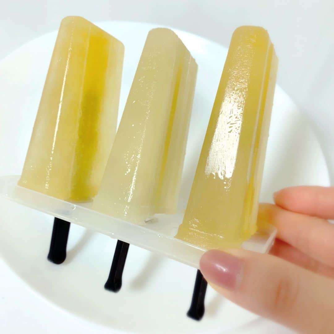 栗田萌さんのインスタグラム写真 - (栗田萌Instagram)「間違えたーーー。 レモンティーとりんごジュースを凍らせた2種類のアイス🧊🍋🍎 蓋をする順番…(´;ω;`)💦 どのように食べたのかはご想像にお任せします。。笑　 #アイスキャンディー」11月10日 22時55分 - kurimoe_official
