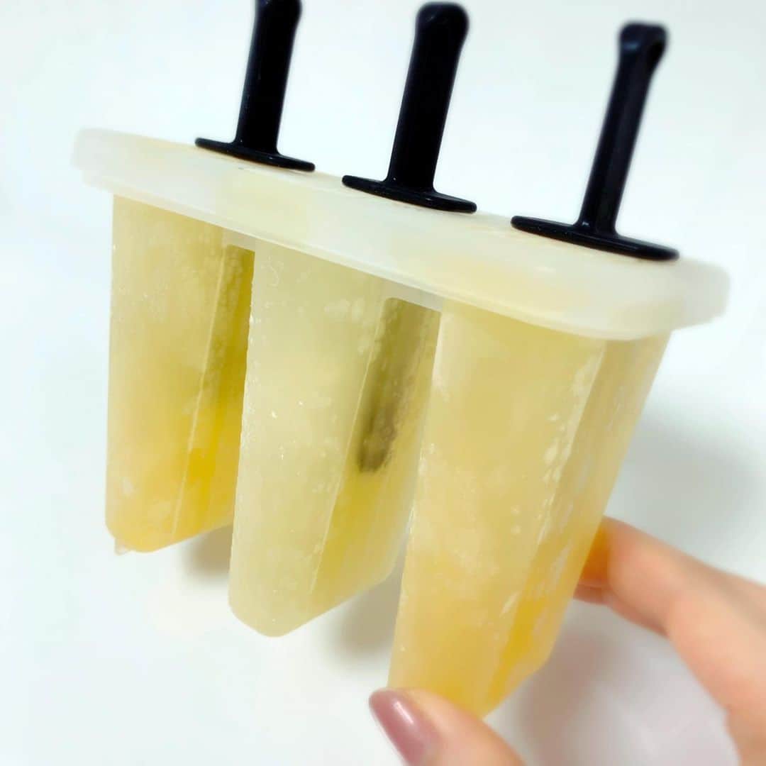 栗田萌さんのインスタグラム写真 - (栗田萌Instagram)「間違えたーーー。 レモンティーとりんごジュースを凍らせた2種類のアイス🧊🍋🍎 蓋をする順番…(´;ω;`)💦 どのように食べたのかはご想像にお任せします。。笑　 #アイスキャンディー」11月10日 22時55分 - kurimoe_official