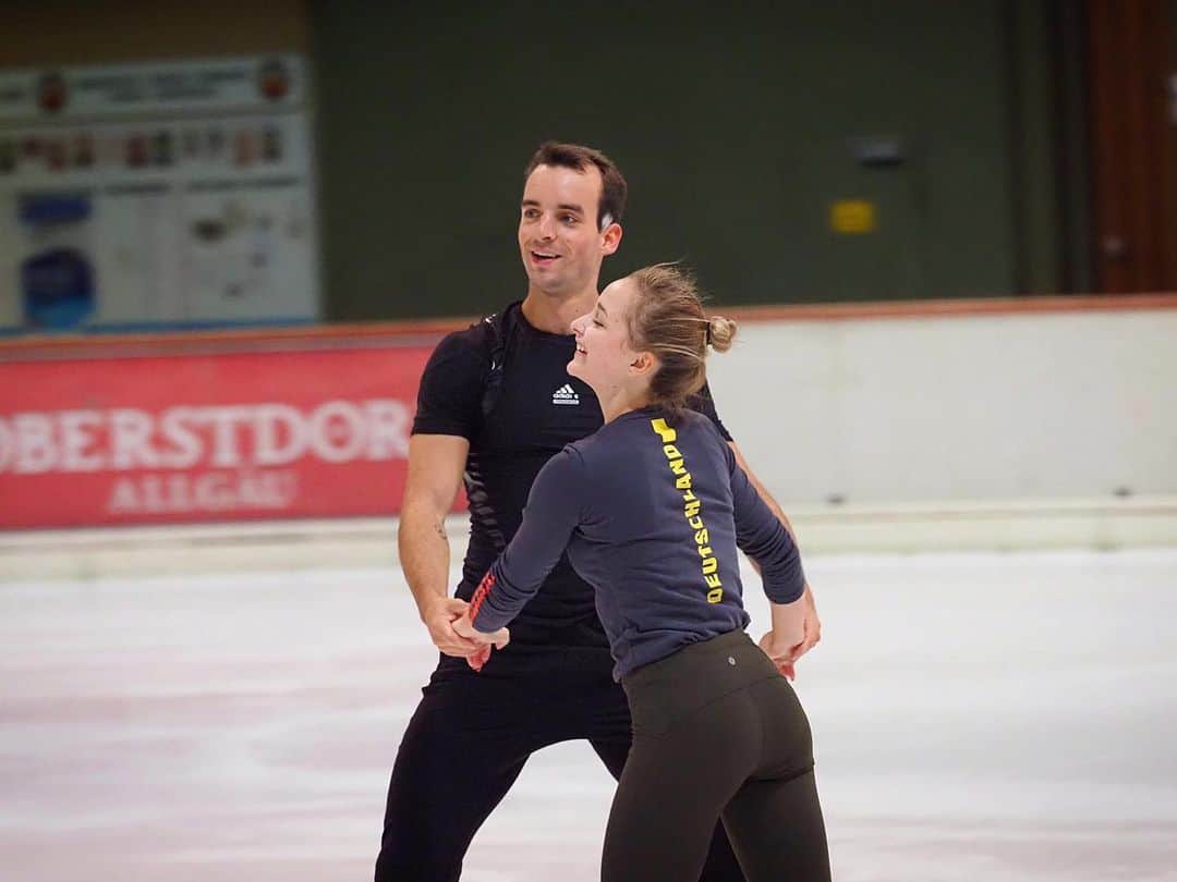 ルーベン・ブロマールトのインスタグラム：「Ready for a new week! All smiles 😉👌 Step by step 💪🇩🇪 #Oberstdorf @spitzensport_bundeswehr @teamdeutschland @deutsche_eislauf_union @sporthilfe @edeaskates @johnwilsonblades」