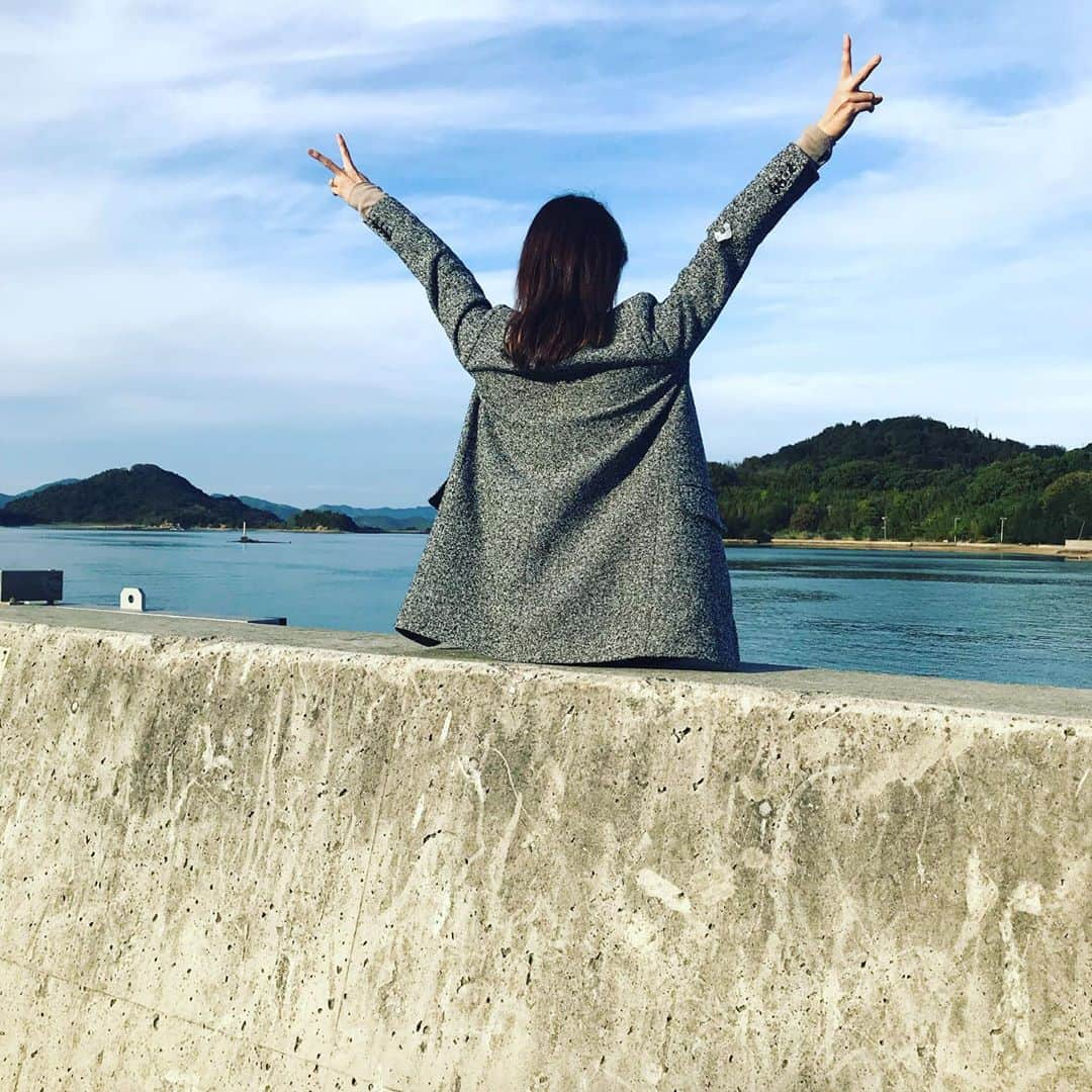 寺川綾さんのインスタグラム写真 - (寺川綾Instagram)「香川県直島町にて🚢 午前の部と午後の部、子供達の楽しそうな笑顔がたまらなかった✨ 水泳をやっていて良かったと思う瞬間でもあります😌 優しいスタッフの皆さんにもたくさんご協力いただき、ありがとうございました😊 イベント終わりには直島町のアート巡りまで組み込んでいただき、とっても充実した1日となりました🙌 戻って来たいと思える場所がまた１つ増えました☺️ #直島町 #ミズノ #スイムクリニック #アート巡り #素敵で温かい人たち #お世話になりました🙇‍♀️」11月10日 17時45分 - terakawaaya_official