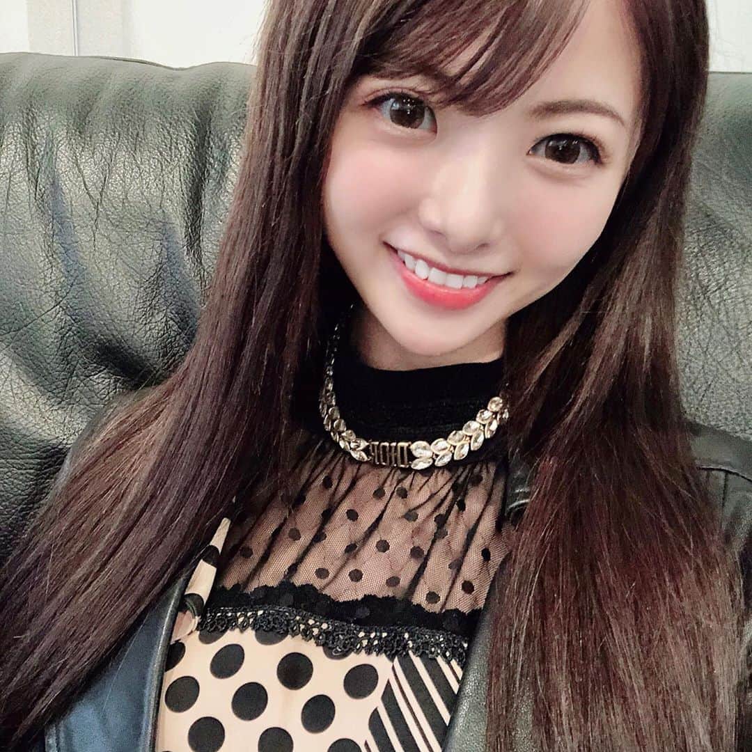 岡田栞奈のインスタグラム：「一目惚れチョーカー😍❤️ DIORのアクセサリーが 1番好き🥺✨✨✨✨ 弾丸箱根行ってるよ🤣🤣🤣 #休日デート #本日の服装 #弾丸箱根 #温泉 #行きすぎ #dior #newitem #love #accessory」