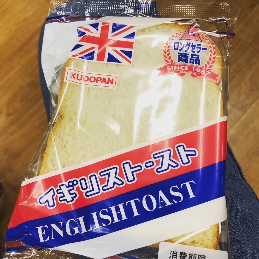 堀内大輝さんのインスタグラム写真 - (堀内大輝Instagram)「🥪🇬🇧 大学時代の懐かしの味。#イギリストースト . もちっと食パンでマーガリンとグラニュー糖をサンド。 ジャリっとしたお砂糖の食感がたまらない… 青森県で月50万個近く売り上げるそう☺️ 道内ではなかなか見ませんが機会があればぜひ！！ .  #トーストしていないけどイギリストースト #国旗使用はちゃんと大使館の許可済み #工藤パン #青森 #弘前 #弘前大学 #イオン #東北フェア で発見 #嬉しい #森結有花 アナのぶんも買ってきてあげればよかった #堀内大輝」11月10日 17時41分 - hbc_daikihoriuchi