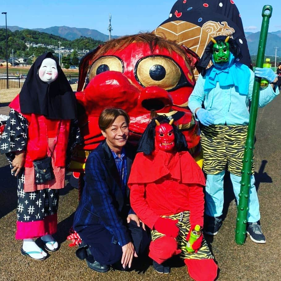 小椋ケンイチ(おぐねー)さんのインスタグラム写真 - (小椋ケンイチ(おぐねー)Instagram)「長野県の南信州に新たな交通網の橋が誕生しました!!🌉✨ 三遠南信自動車道に架かる新しい橋は車専用の下に歩いて渡れるように作られて 天竜川を見下ろしながら空中散歩が出来る新名所になるでしょう😉市長さんとテープカット✁✨ そして今日だけは車専用の道路を歩けると言うことで市民1万人が参加して完成をお祝いしました✨これからまさに秋の紅葉🍁シーズン!! 景色も空気も食べ物も素晴らしい南信州　飯田市に遊びに来てください^_^✨✨ #飯田市産業親善大使 #三遠南信自動車道」11月10日 17時53分 - kenichi_ogura