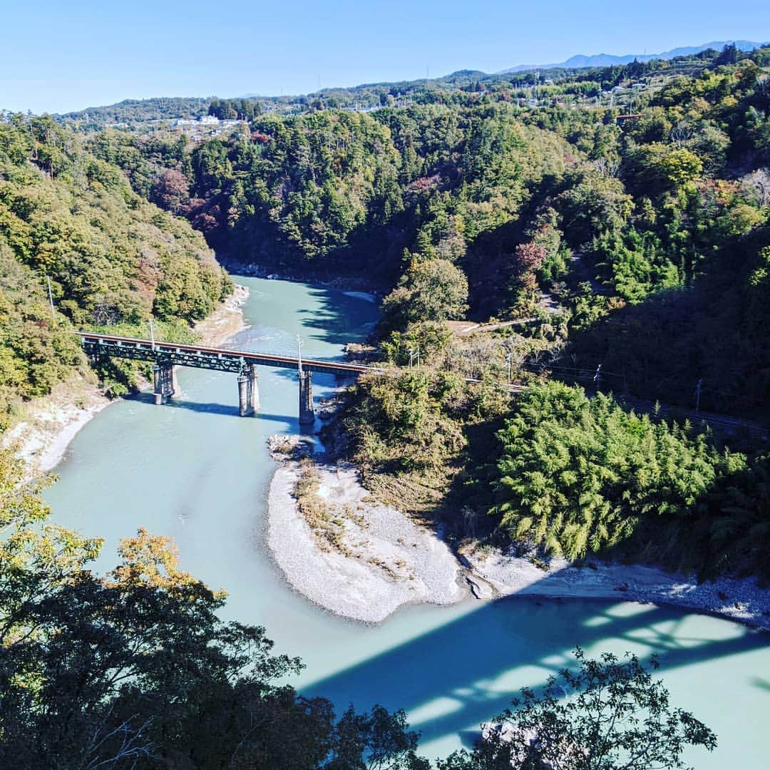 小椋ケンイチ(おぐねー)さんのインスタグラム写真 - (小椋ケンイチ(おぐねー)Instagram)「長野県の南信州に新たな交通網の橋が誕生しました!!🌉✨ 三遠南信自動車道に架かる新しい橋は車専用の下に歩いて渡れるように作られて 天竜川を見下ろしながら空中散歩が出来る新名所になるでしょう😉市長さんとテープカット✁✨ そして今日だけは車専用の道路を歩けると言うことで市民1万人が参加して完成をお祝いしました✨これからまさに秋の紅葉🍁シーズン!! 景色も空気も食べ物も素晴らしい南信州　飯田市に遊びに来てください^_^✨✨ #飯田市産業親善大使 #三遠南信自動車道」11月10日 17時53分 - kenichi_ogura