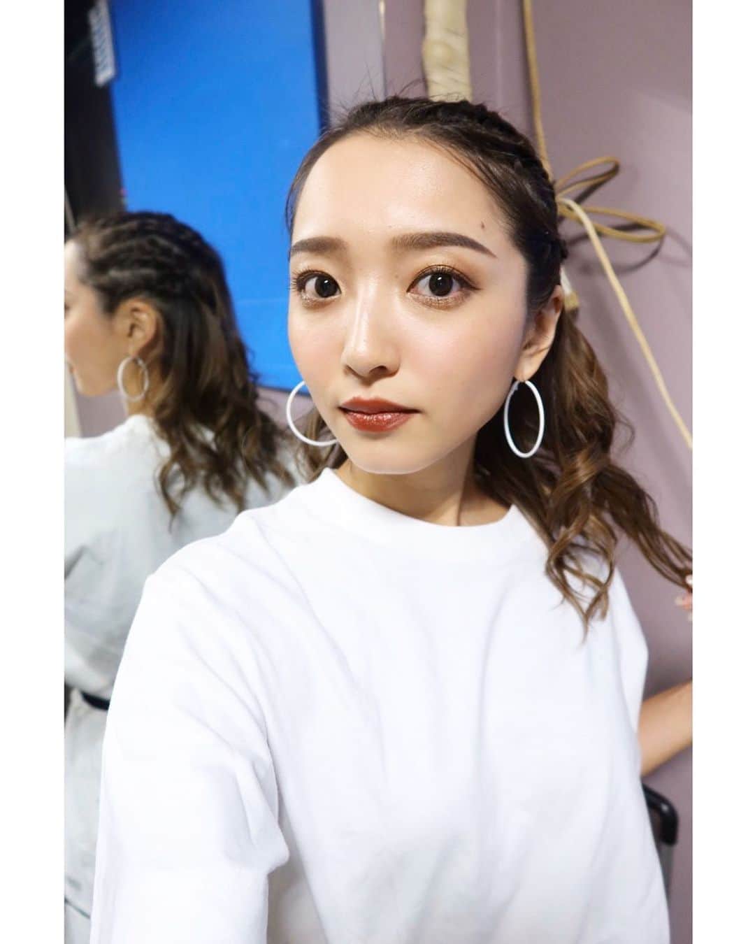 かんだまのインスタグラム：「イベントのヘアメイクと衣装とオフショット☺︎ . ▽イベントマイルール 眼力あげるために、縁なしのカラコン装着 髪を気にしないように編み込んじゃう @groove_plus  リハーサルは本番同様全力 打ち上げのビールで本当のお疲れ様でした . T-shirt かんだまグッズ bottom @doublestandard_official  shoes @jeffreycampbell  acc ゾゾで440えん」