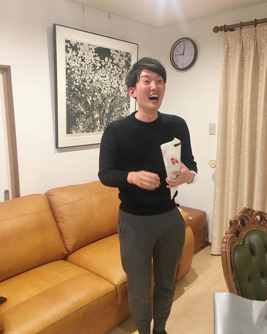 のインスタグラム：「主人 @shimizu.akihiro の親友#朝日放送アナウンサー #古川昌希 さんが我が家にお越しくださいました✨😊💖 お誕生日をお祝い🎵本当におめでとうございます！🎀 #おもたせ に #エーグルドゥース の#ケーキ をいただいてしまいました😍✨ どれも美味しくて目がハートに😍💓 可愛いお花のマカロン🌼こんなに可愛い食べ物を私は知りません😂ありがとうございました！！ #古川昌希アナウンサー #ABC #キャスト でのご縁から #本当にいい方で私たち夫婦の大好きな方 #遠いところ大阪からはるばる本当にありがとうございます」