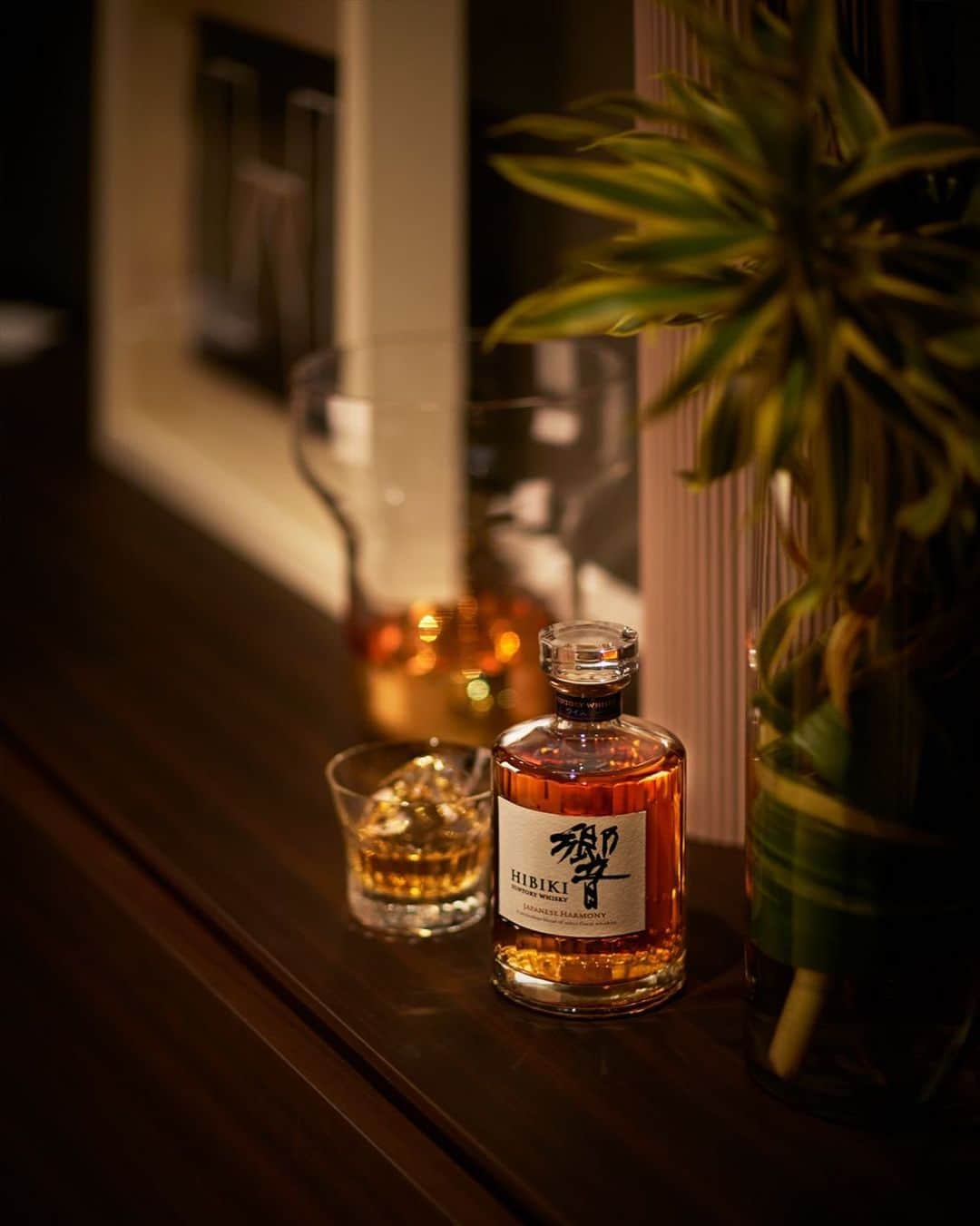 響 | SUNTORY WHISKY HIBIKIさんのインスタグラム写真 - (響 | SUNTORY WHISKY HIBIKIInstagram)「. HIBIKI TIME 奥深い香味を悠々と味わう Spend a leisurely time enjoying the complex flavor  #響 #hibiki #二十四節気 #立冬 #冬 #響時間 #hibiki_time #hibikitime #suntorytime」11月10日 18時02分 - suntorywhisky_hibiki