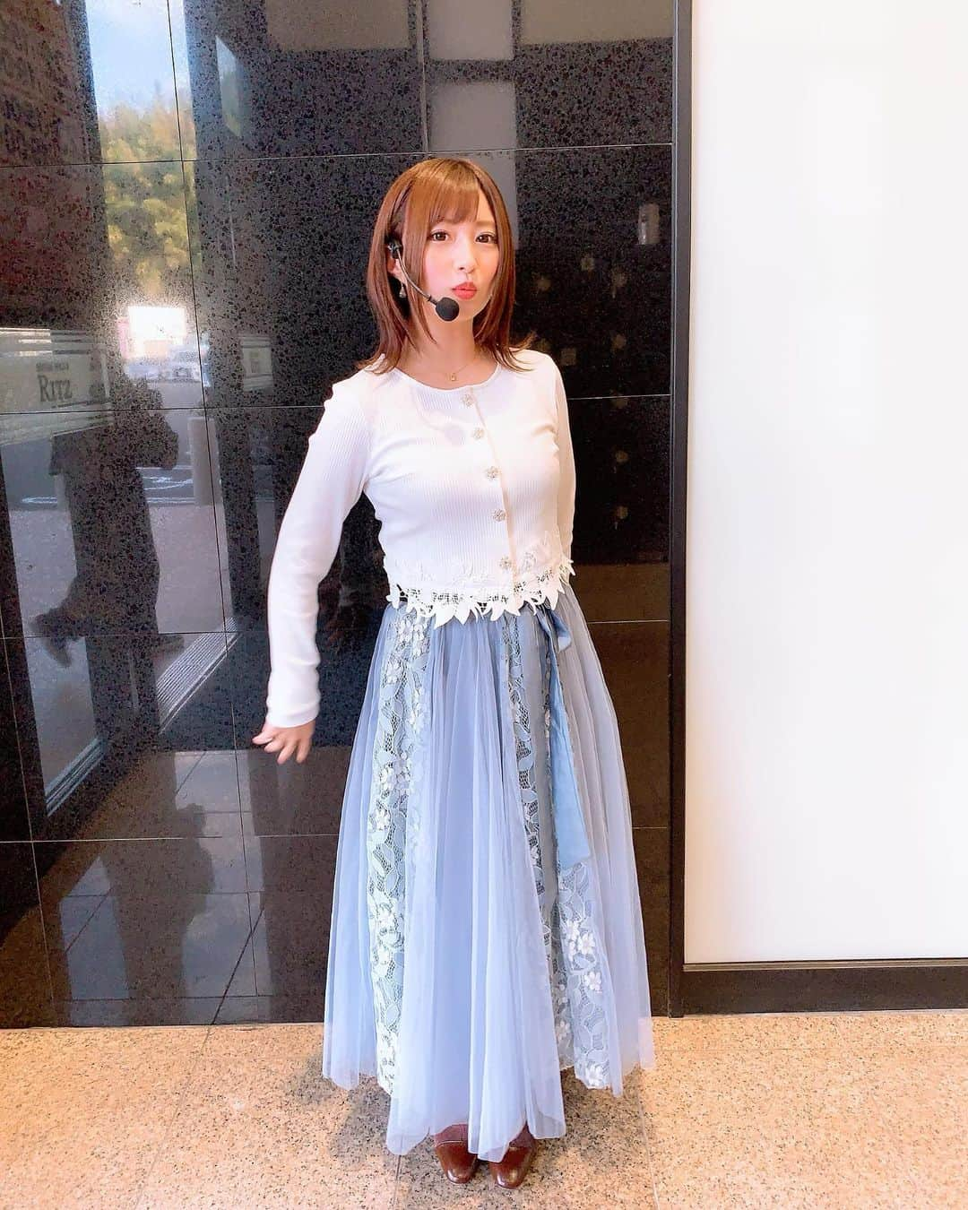 成瀬心美さんのインスタグラム写真 - (成瀬心美Instagram)「🐤 . . この間お仕事で 大分県と山口県に 行ったんです☺️ . . その時に着たお洋服のスカートを ファンの女の子からいただいた 物だったので . マネージャーさんに 全身写真を撮ってもらったら 見事に意思疎通が バラバラだった写真です(1.2枚目 . . トップスは @miia_official さんの！ かわいいよね！ . . 色々情報公開されたら またお伝えしまする☺️ . . #work #大分 #山口」11月10日 17時57分 - coco3ndazo