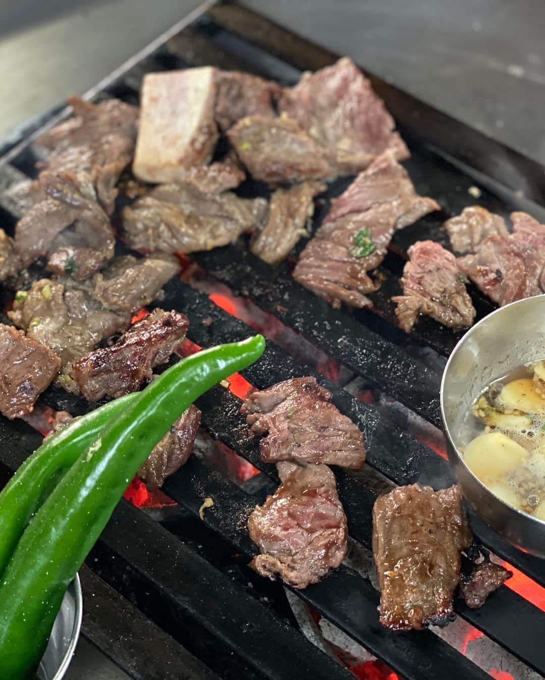 佐達ももこさんのインスタグラム写真 - (佐達ももこInstagram)「ここのドラム缶焼肉﻿ ほんっと美味しかったな〜🥺❤️﻿ ﻿ 新村にある延南ソ食堂🐮﻿ ﻿ 韓国好きの方に聞いて行ったんだけど﻿ ほんっっっとに美味しかった😤💓﻿ ﻿ メニューはなくて、いきなりお肉が﻿ 運ばれてくるスタイル！！﻿ ﻿ ご飯とかキムチ食べたい人は﻿ 持参するんだって〜😍﻿ ﻿ もくもく煙系だから﻿ 行く格好間違えた😂w﻿ ﻿ ここはリピ確定です😤✌️﻿ ﻿ ﻿ #韓国#韓国旅行#korea#延南ソ食堂#ドラム缶焼肉#新村」11月10日 17時58分 - sadamomodayo