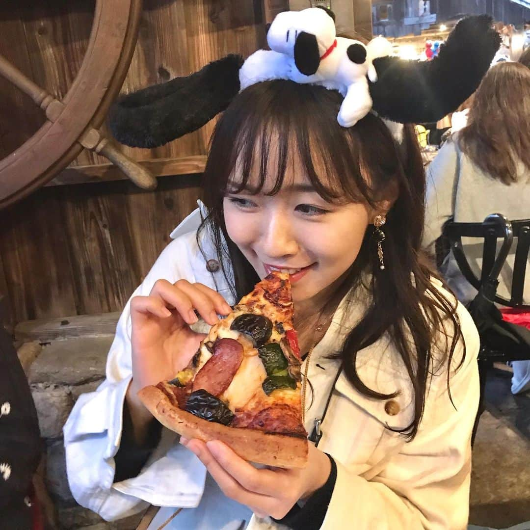 軽辺るかさんのインスタグラム写真 - (軽辺るかInstagram)「いっぱい食べるときが好き🍕 . #ユニバ #usjfood #大きなピザ #飲み物2つ #スヌーピー」11月10日 18時00分 - karuberuka