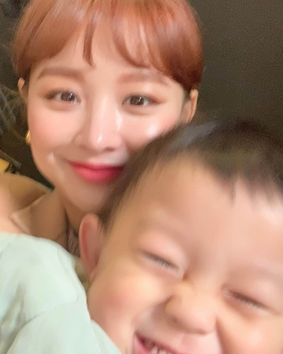 イム・ジヒョンさんのインスタグラム写真 - (イム・ジヒョンInstagram)「오늘은 럭키와 종로나들이👶🏻❤️❤️❤️ 이제 제법 추워졌다!!☃️ 코트 개시 할 때가 왔어요😃 오늘도 교복코트...와 교복바지...ㅋㅋㅋㅋㅋ 울 아들내미 요즘 에너지는 넘치는데 밥을 잘 안먹어서 볼살이 빠지고 있다....맴찢ㅠㅠㅠㅠ」11月10日 18時04分 - imvely_jihyun